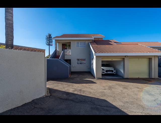 2 BEDROOM APARTMENT FOR SALE IN CONSTANTIA KLOOF